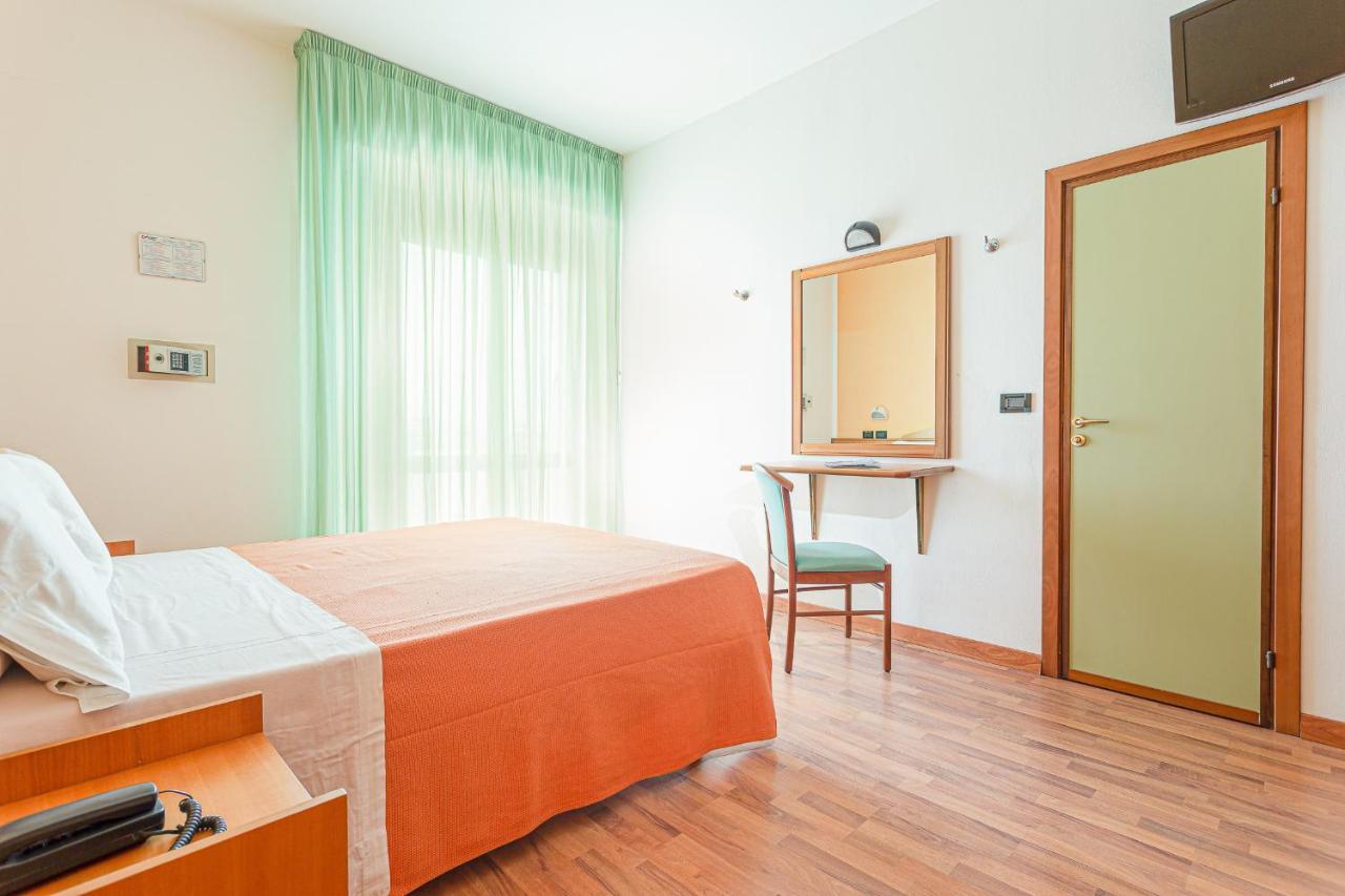 Little Hotel Чезенатико Экстерьер фото