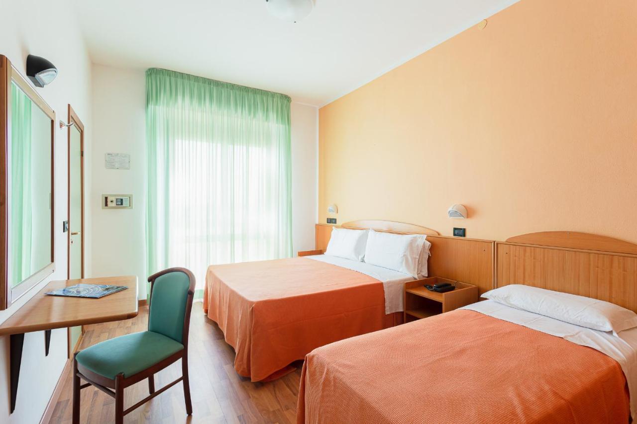 Little Hotel Чезенатико Экстерьер фото